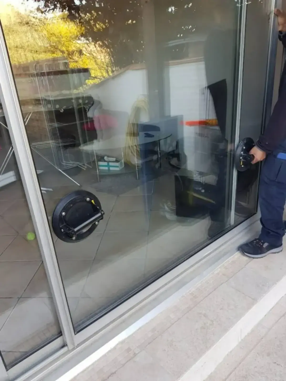 Grande paroi vitrée coulissante en cours d'installation