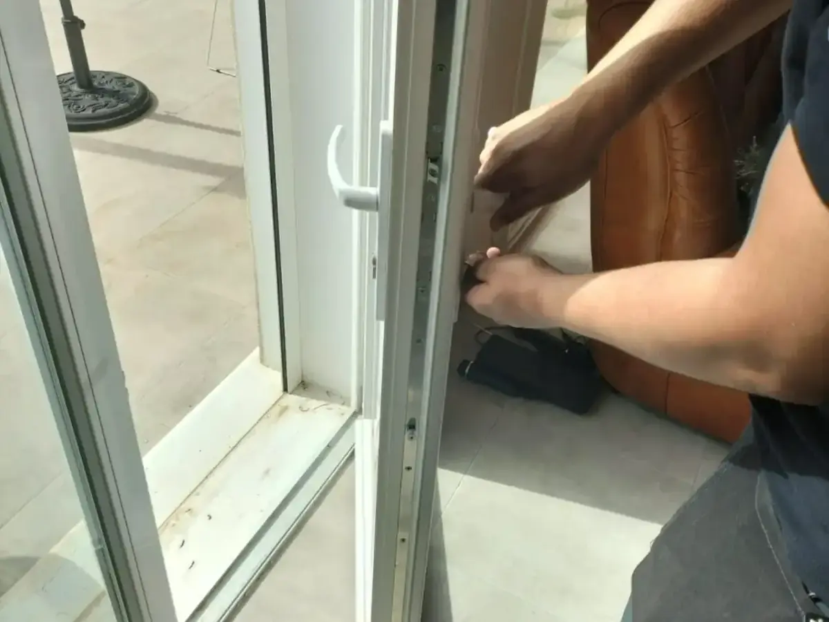 Technicien fixant un châssis à la visseuse