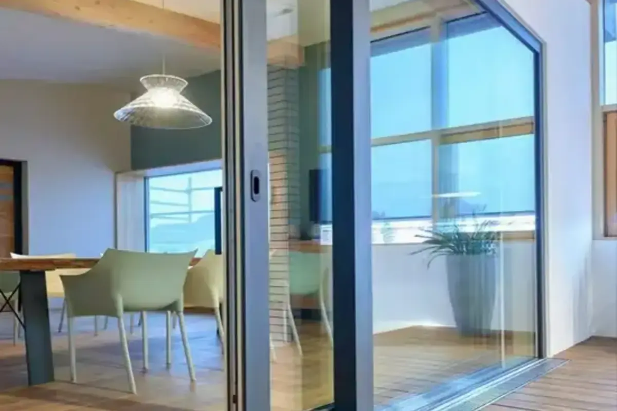 Grande baie coulissante dans un intérieur lumineux