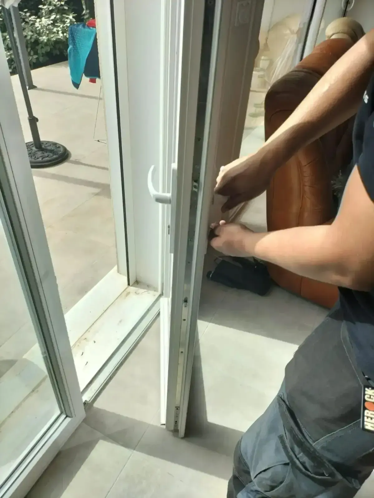 Réglage du bas d'une porte coulissante vitrée