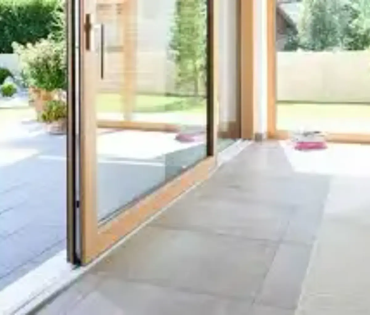 Porte coulissante ouverte sur une terrasse